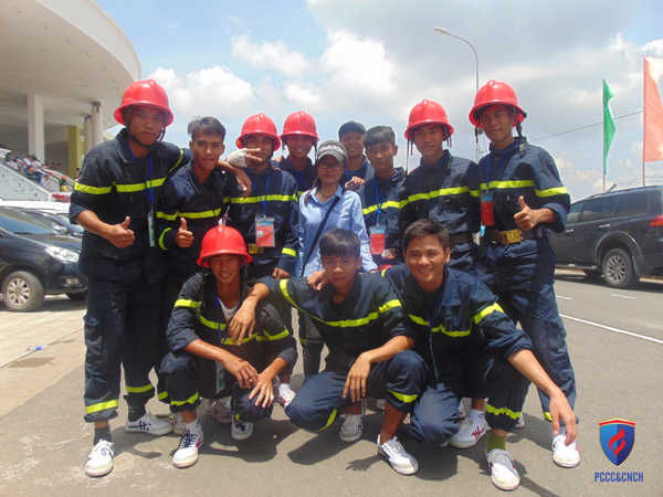 Nhân viên quay truyền hình trực tiếp chụp ảnh cùng các đội thi